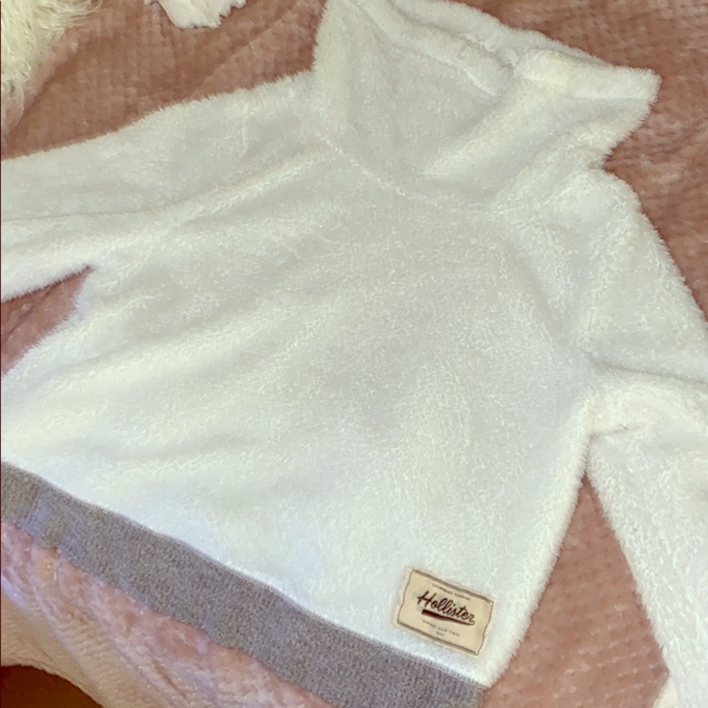HOLLISTER WHITE FUZZY TURTLENECK ⚡️